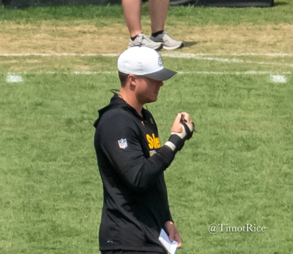 Steelers Place Pair Of Rookies On IR, Re-Sign Veterans Chuck Clark, Max Scharping