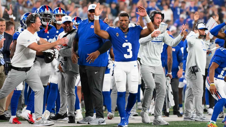Giants’ Russell Wilson offers Micah Parsons a hand after stunning trade