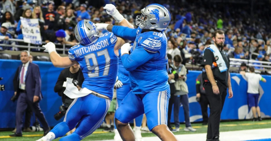 Notes: Penei Sewell, Aidan Hutchinson predicted to win end-of-the-year awards