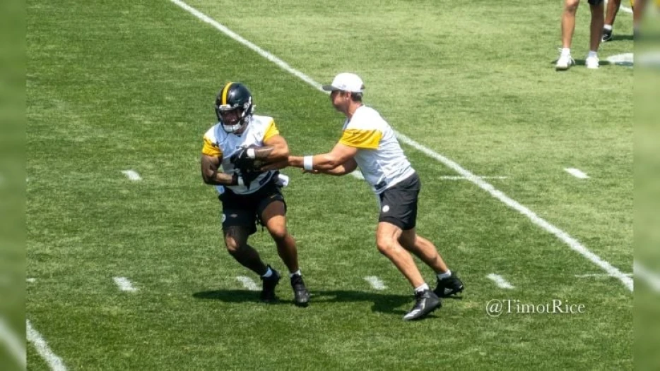 ‘Coach And A Best Friend All In One’: Jaylen Warren Explains Why He Voted Aaron Rodgers A Captain