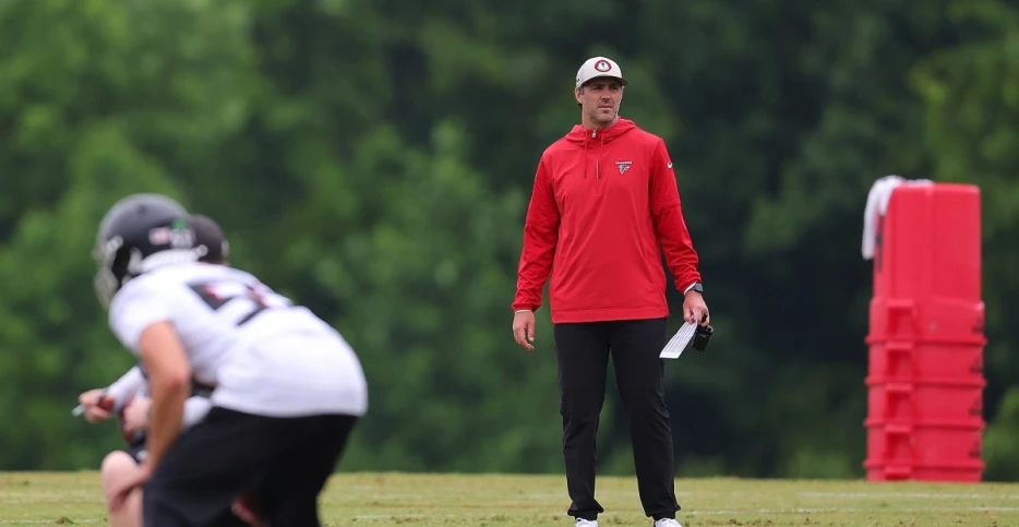 How can the Falcons overcome their injuries at right tackle?
