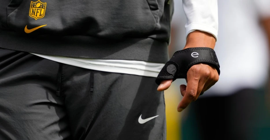 Packers Injury Report: Jordan Love is still handing off 1-handed