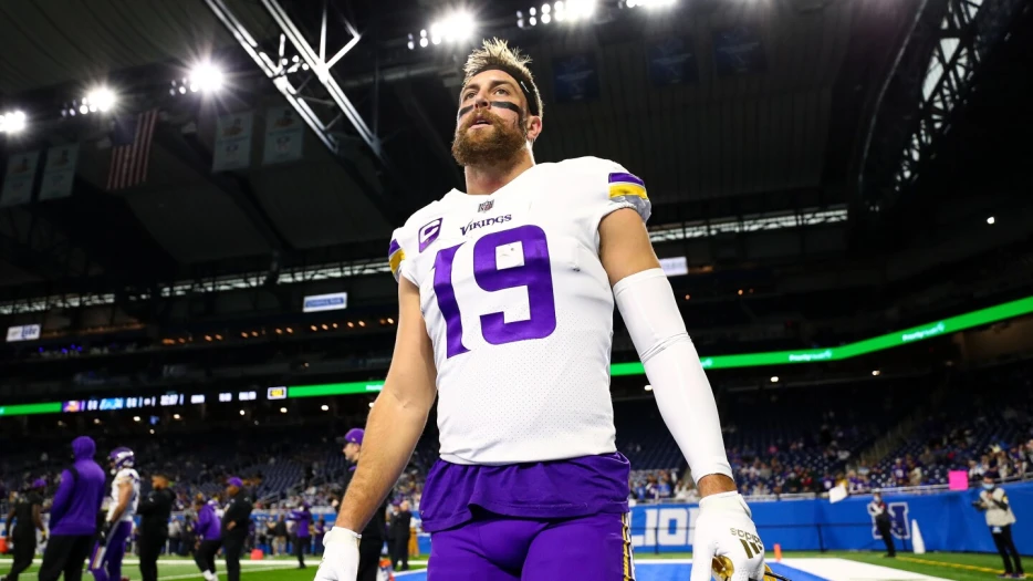 Adam Thielen takes pay cut with Vikings