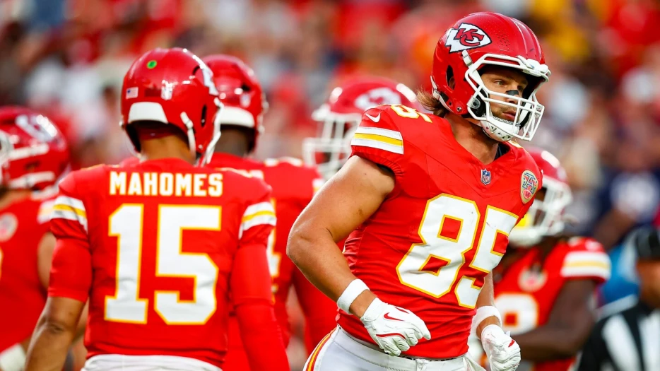 Chiefs add Robert Tonyan to active roster, Clyde Edwards-Helaire to practice squad