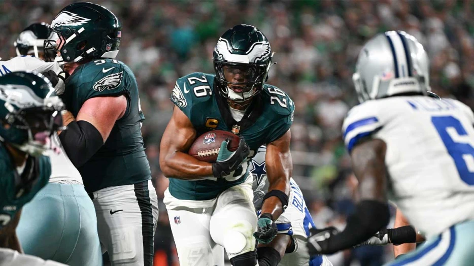 Saquon Barkley levels Cowboys defender with vicious stiff arm