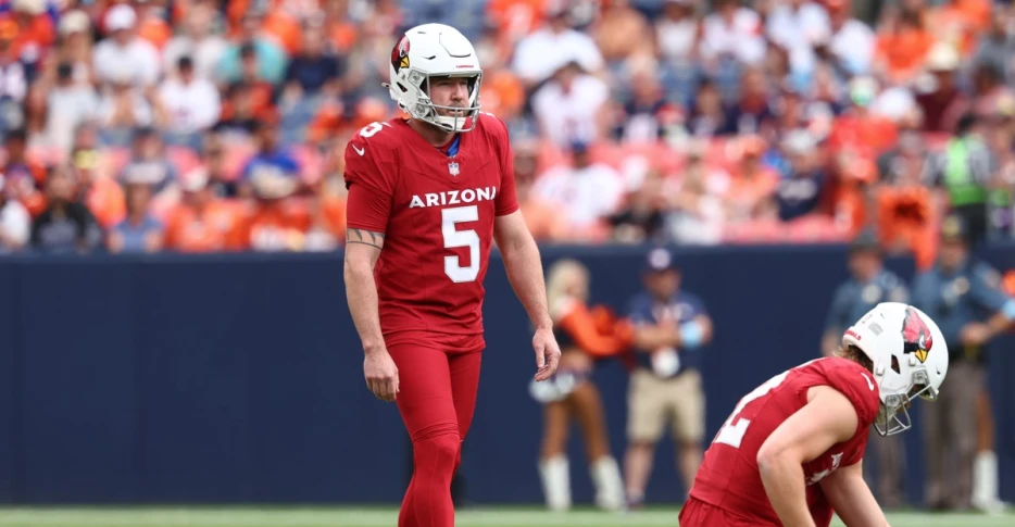 Buffalo Bills elevate kicker Matt Prater and offensive lineman Kendrick Green from practice squad