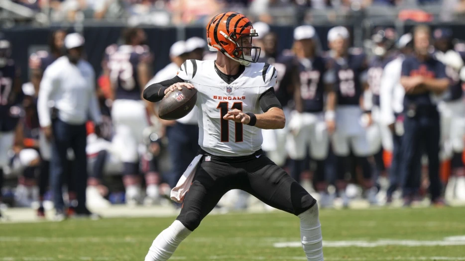 Steelers sign QB Logan Woodside, OL Andrus Peat