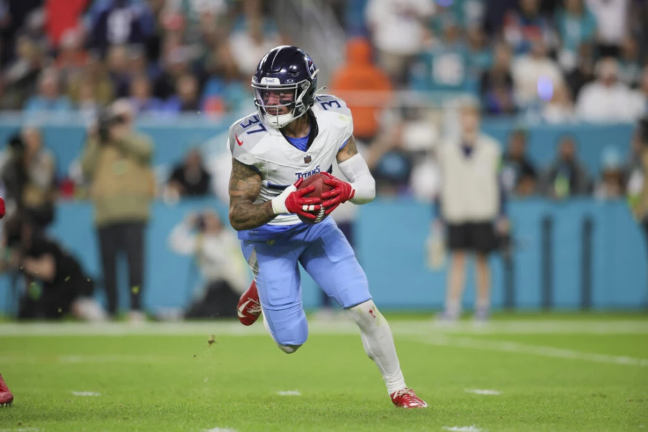Titans Extend S Amani Hooker
