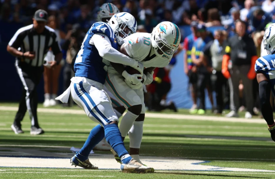 Tyreek Hill Freaks Out on Sideline as Miami Dolphins Trail Big