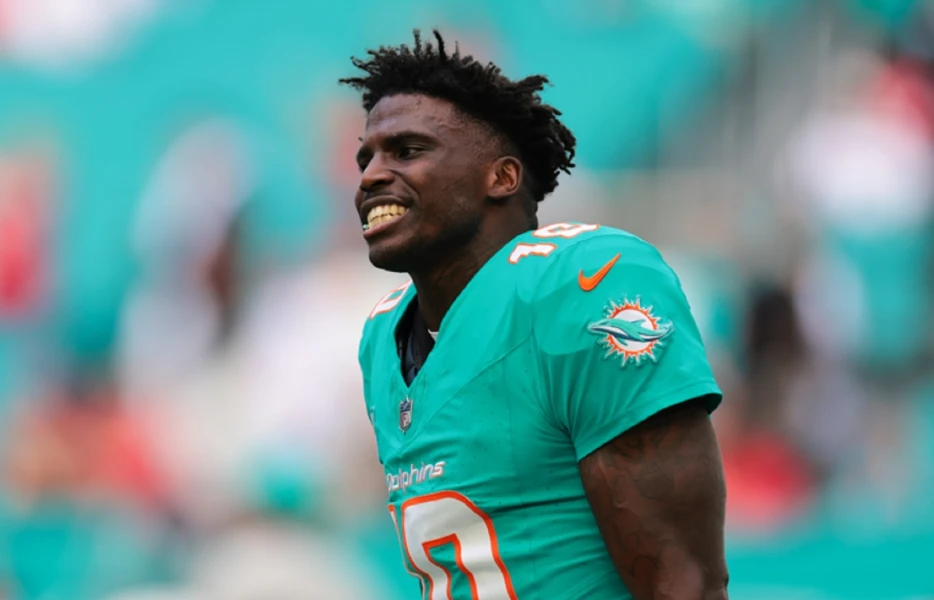 Tyreek Hill Is Already Losing His Mind On The Sidelines During Miami Dolphins’ Terrible Offensive Performance
