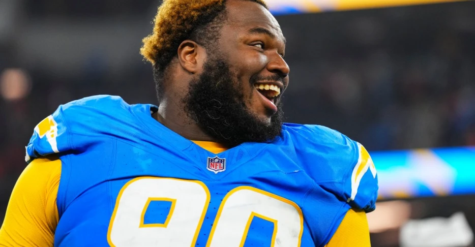 Arrowheadlines: Teair Tart taunts Travis Kelce on social media following slap