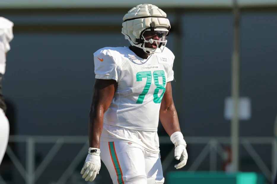 Dolphins G James Daniels To Miss 3-4 Weeks With Pec Injury