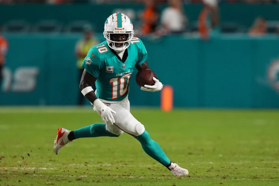 Mind-Blowing Tyreek Hill Stat Shows How Far Dolphins’ Offense Has Fallen