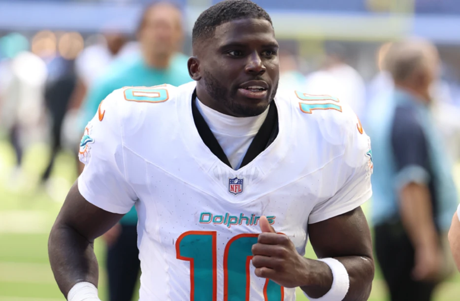 Tyreek Hill Awkwardly Heckled By Indianapolis Colts Fan Inside Hotel Elevator After Miami Dolphins’ Loss