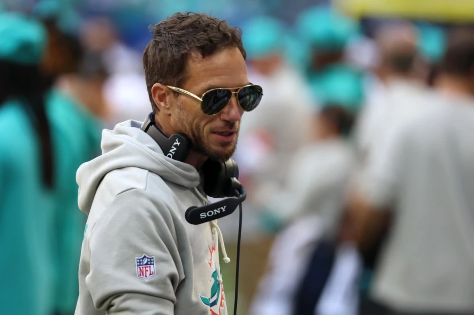Mike McDaniel Gives Cryptic Update Concerning Darren Waller Ahead Of Week 2
