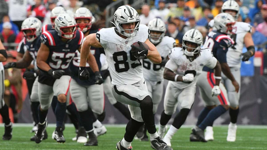 Raiders’ Brock Bowers not practicing amid knee injury