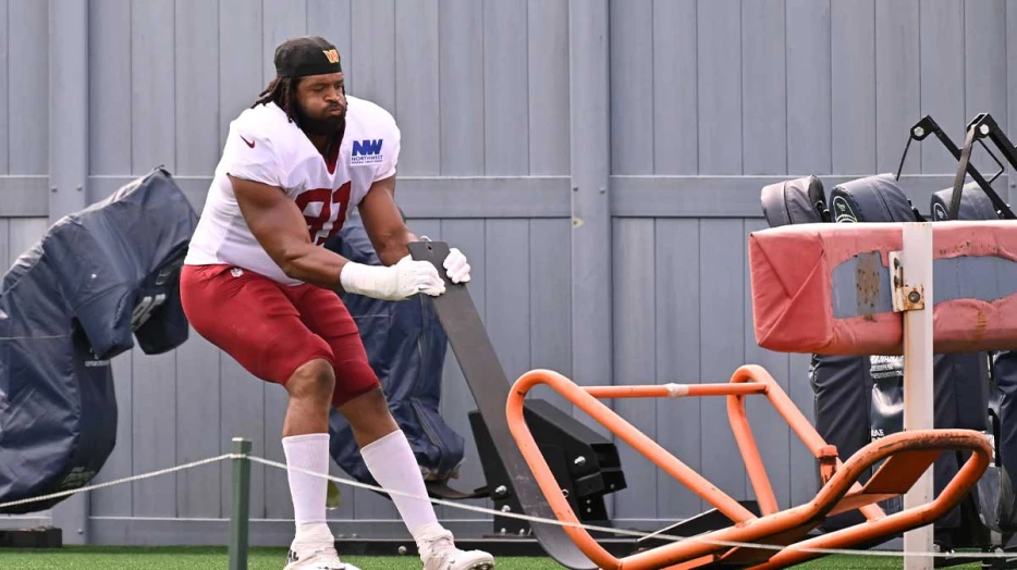 Commanders DE Deatrich Wise carted off field with scary injury vs. Packers