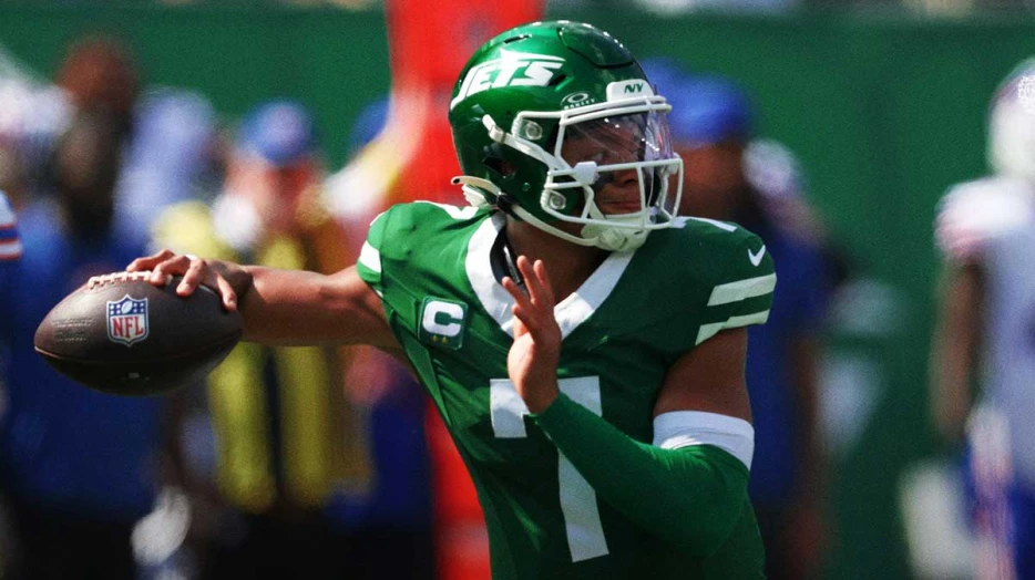 Jets’ Justin Fields evaluated for concussion in Bills blowout