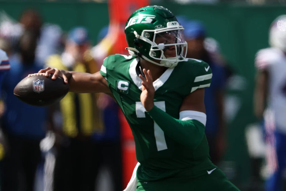 Jets QB Justin Fields Headed To Locker Room With Possible Concussion