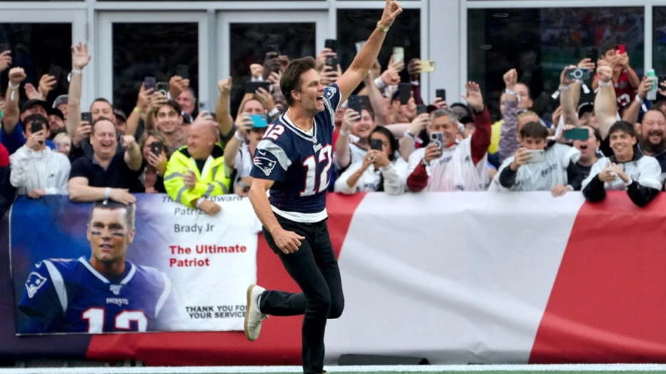 Tom Brady shows he still has it with cannon shot to Gronk on FOX set