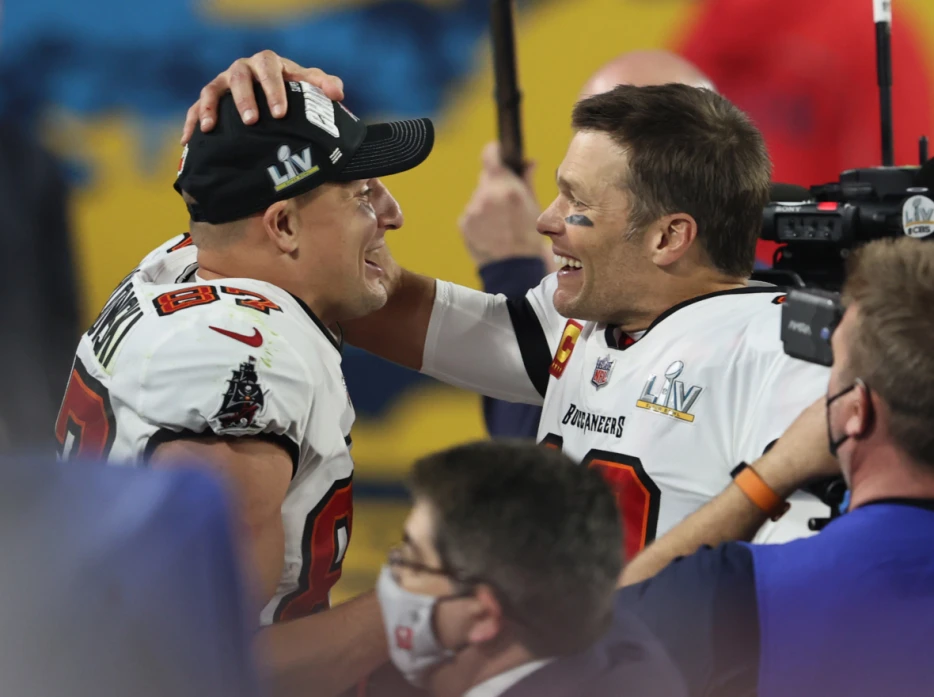 Tom Brady teases special announcement at Raiders’ Week 2 game vs. Chargers