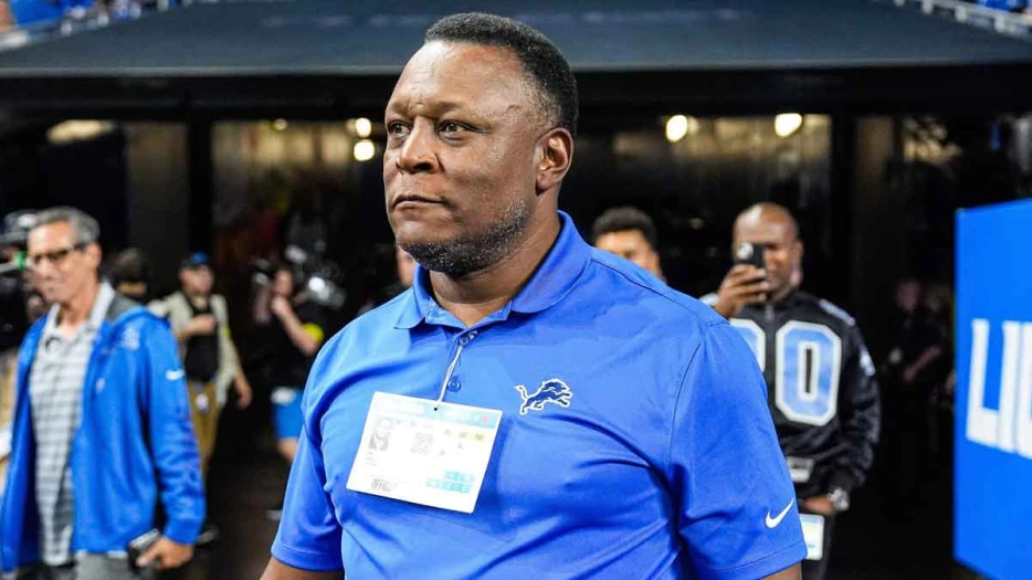 Barry Sanders flexes with Eminem photo during Lions-Bears game