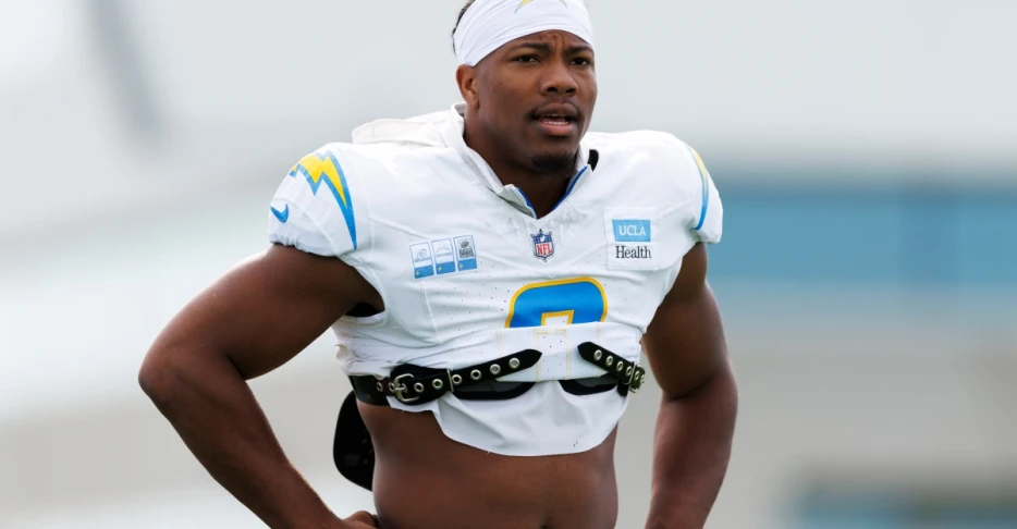 Chargers LB Daiyan Henley added to injury report with illness