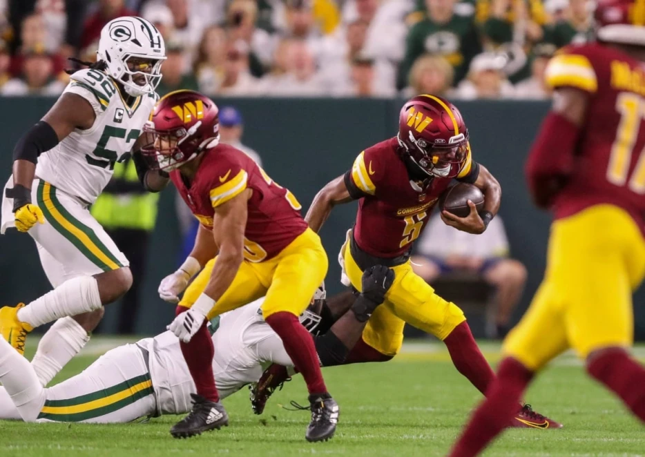 Jayden Daniels’ Week 3 Status Suddenly ‘In Doubt’ After Knee Injury