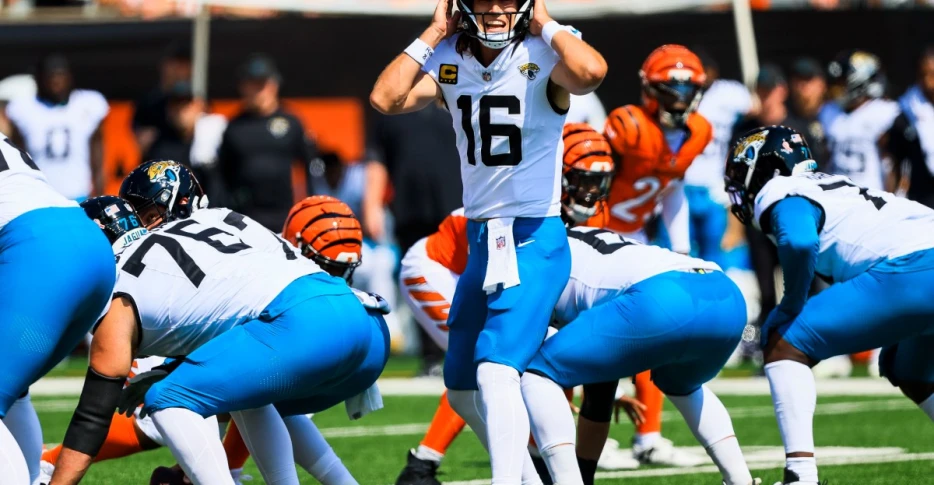 Trevor Lawrence and Liam Coen have tense interaction during Jaguars’ loss to Bengals