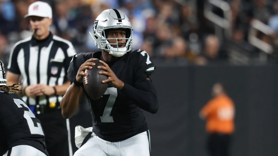 Fans ruthlessly clown Raiders’ Geno Smith amid brutal half vs. Chargers