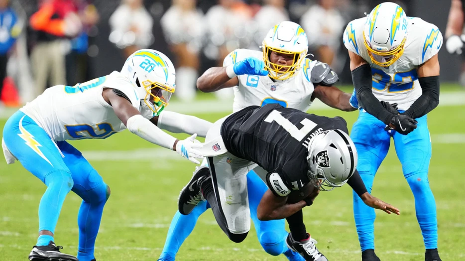 Geno Smith’s 3rd MNF interception has Raiders fans hitting the panic button