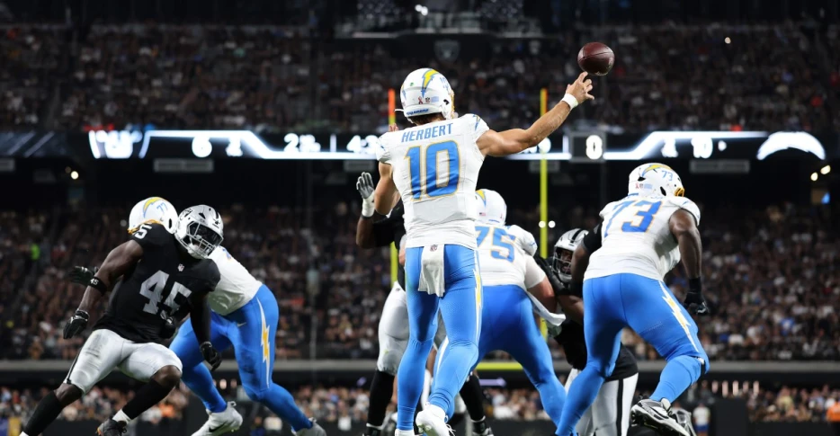 How Justin Herbert picked apart Raiders’ defense