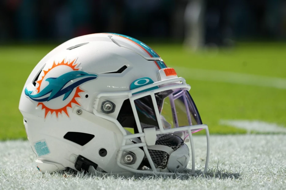 AFC Notes: Mike McDaniel, Christian Gonzalez, Bills, Dolphins, Patriots