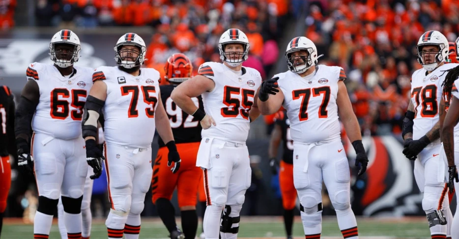 Browns practice squad elevations vs Packers: Joel Bitonio, Jack Conklin indications, DeAndre Carter healthy