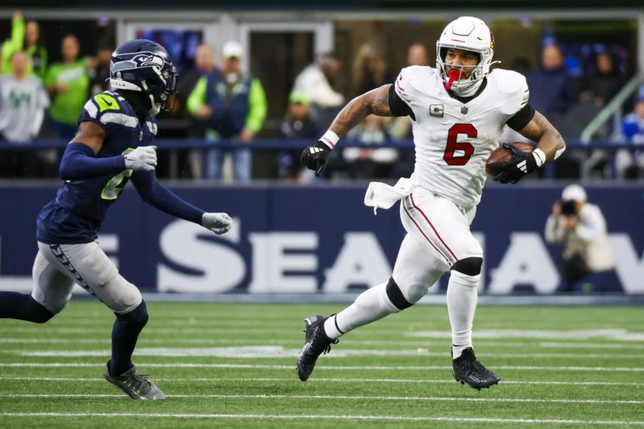 Cardinals RB James Conner Carted Off With Apparent Right Ankle Injury