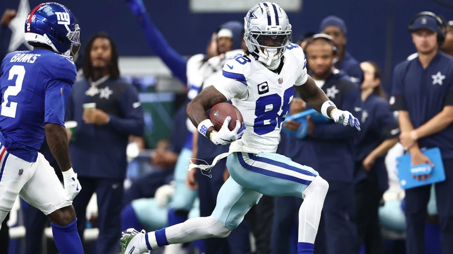 Cowboys’ CeeDee Lamb suffers apparent ankle injury vs. Bears