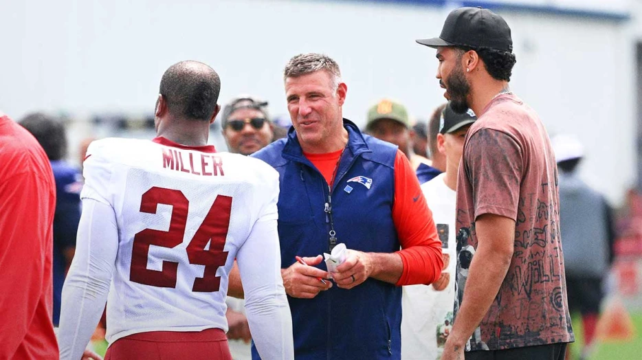 Jayson Tatum reps Patriots on sidelines at Steelers game