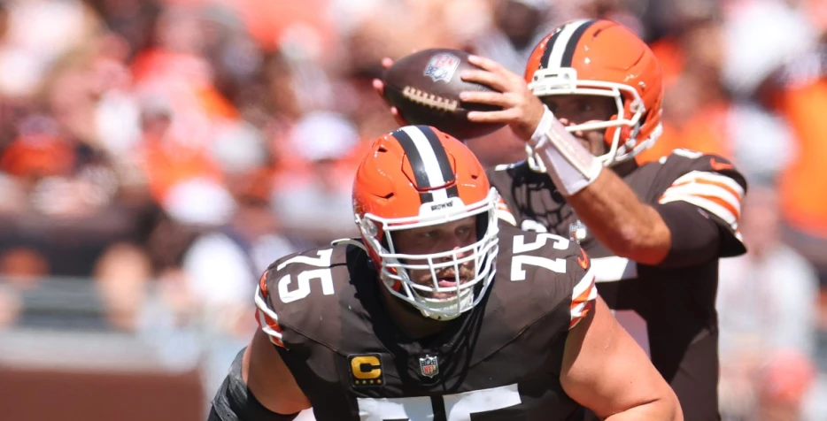 Week 3 inactives: Browns vs Packers with Tucker Kraft, Joel Bitonio status updates