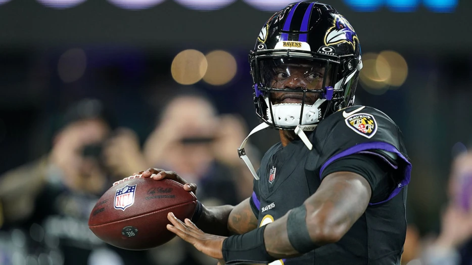 Carmelo Anthony, Derik Queen catch MNF football in Baltimore