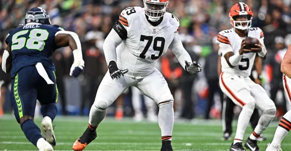 Daily Dawg Chow 9/23: Browns news, Dawand Jones lost for the season, offensive and defensive snapcounts, more