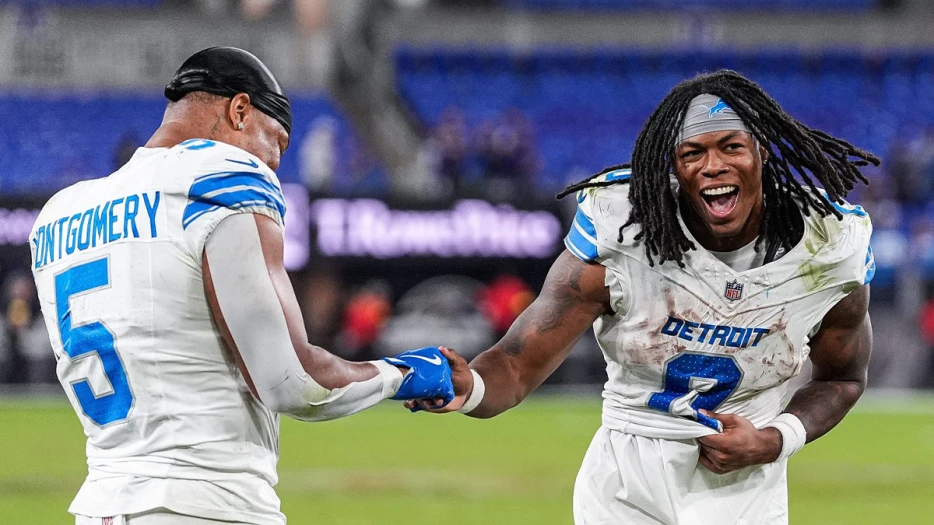 Jahmyr Gibbs, David Montgomery sign Sonic &amp; Knuckles poster for fan after Lions’ MNF win