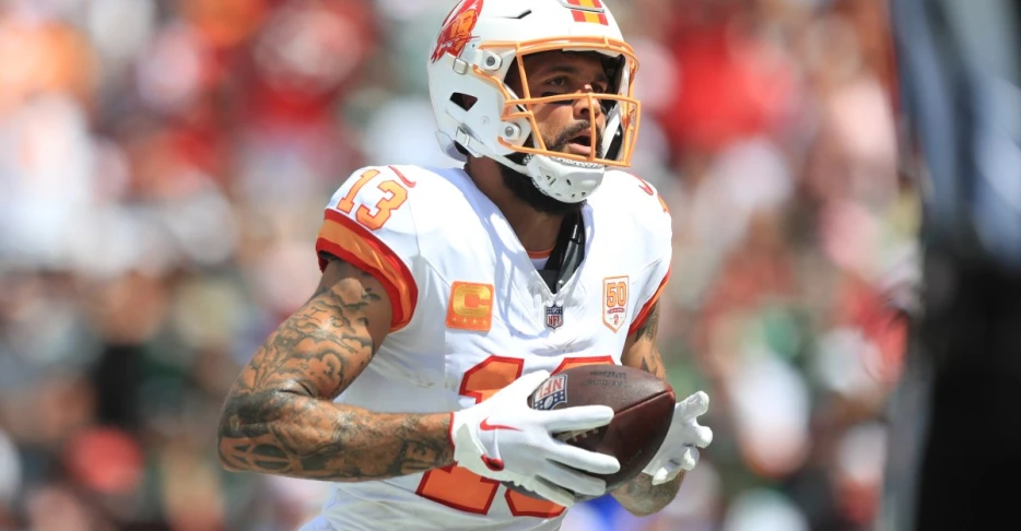 Report: Mike Evans to miss time with hamstring injury
