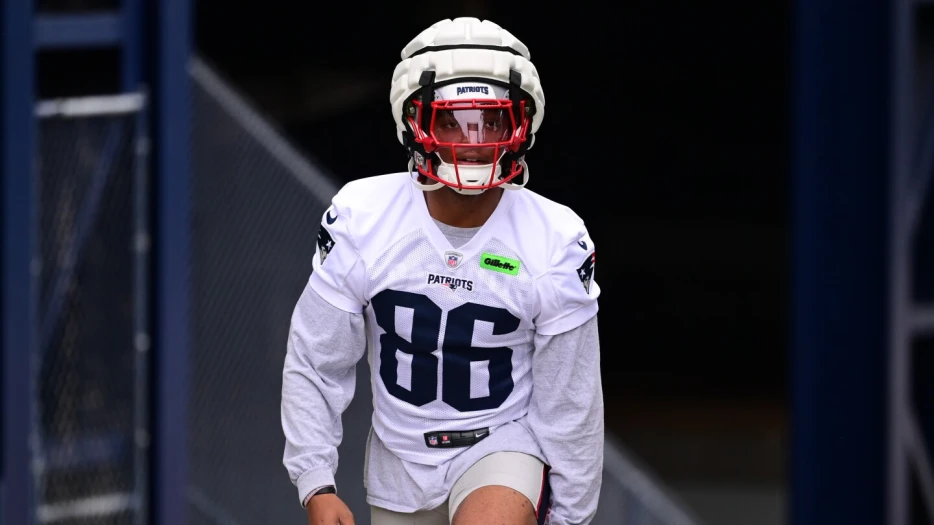 Packers cut WR Kawaan Baker after trading for OL Darian Kinnard