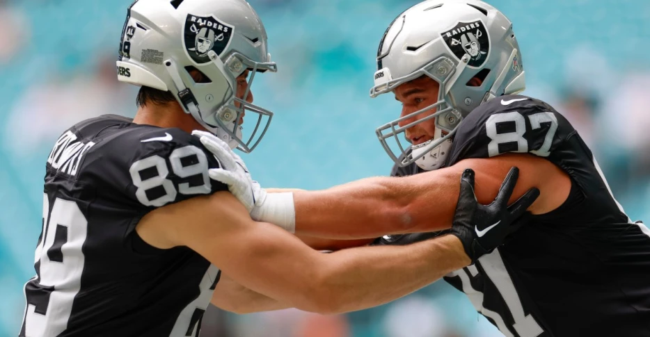 Raiders down a tight end against Bears