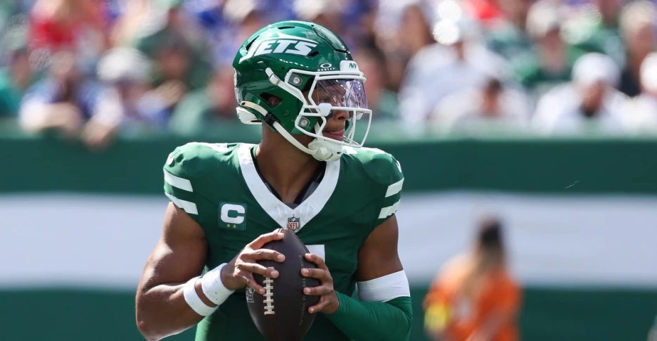 Jets update Justin Fields injury status ahead of Monday against Dolphins
