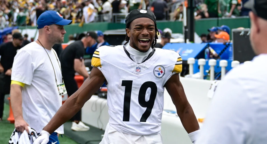 Steelers WR Calvin Austin leaves game with injury