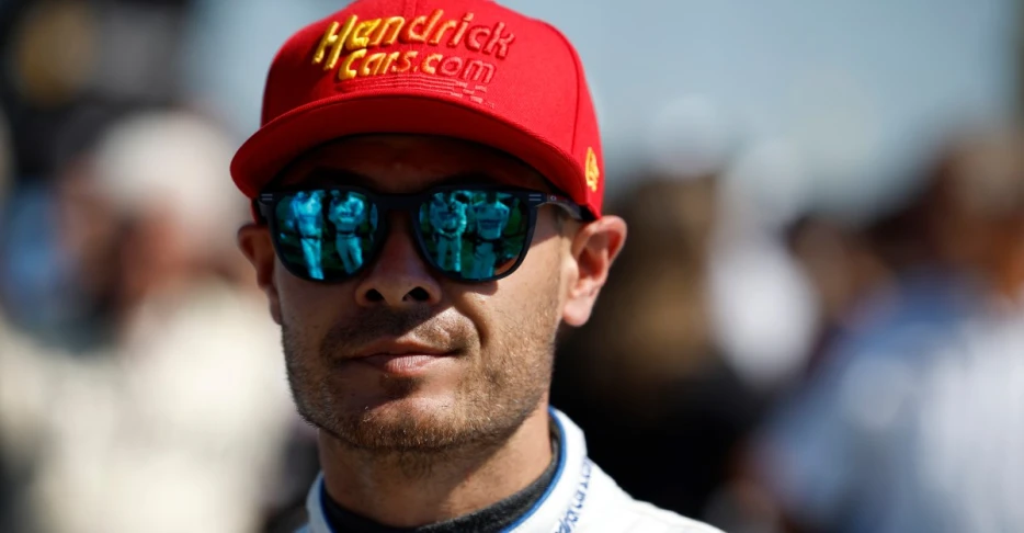 Arrowheadlines: NASCAR driver sits in on Chiefs quarterback meeting
