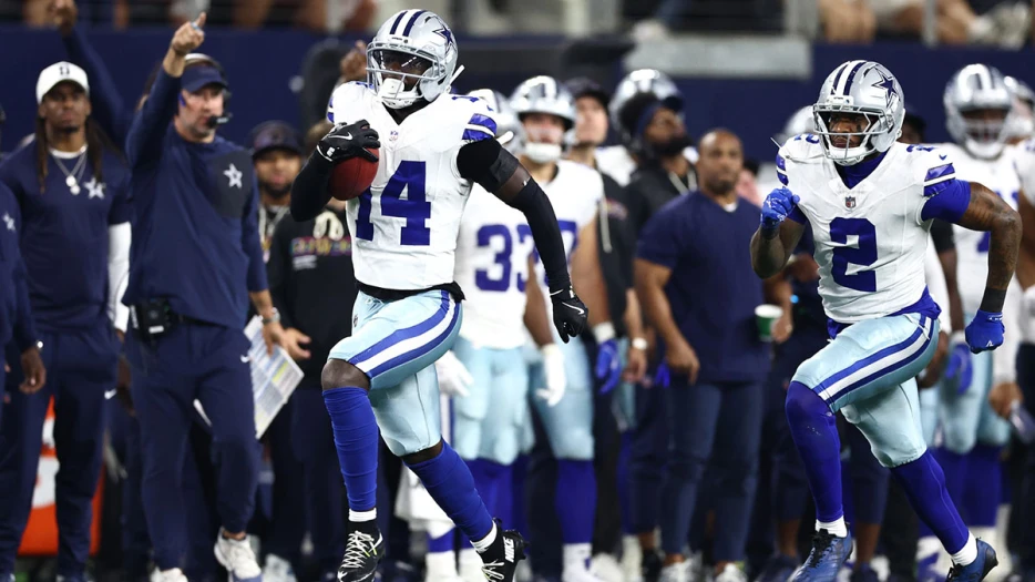 Cowboys’ Markquese Bell takes blocked Packers’ PAT to the house