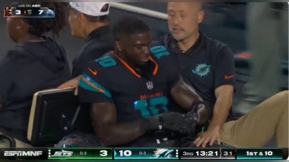 Dolphins WR Tyreek Hill Suffers Gruesome Leg Injury