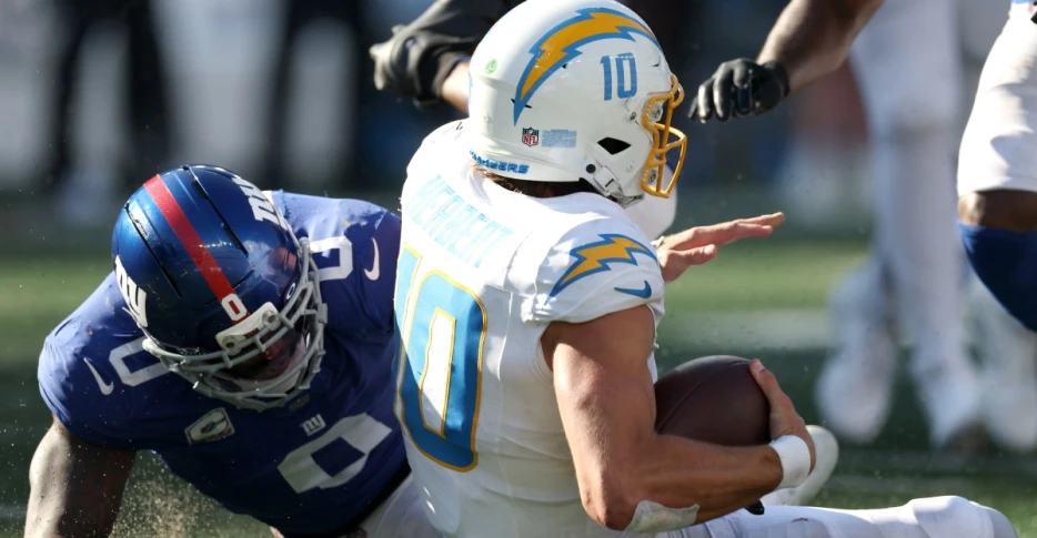 Film study: How the Giants’ pass rush disrupted the Chargers